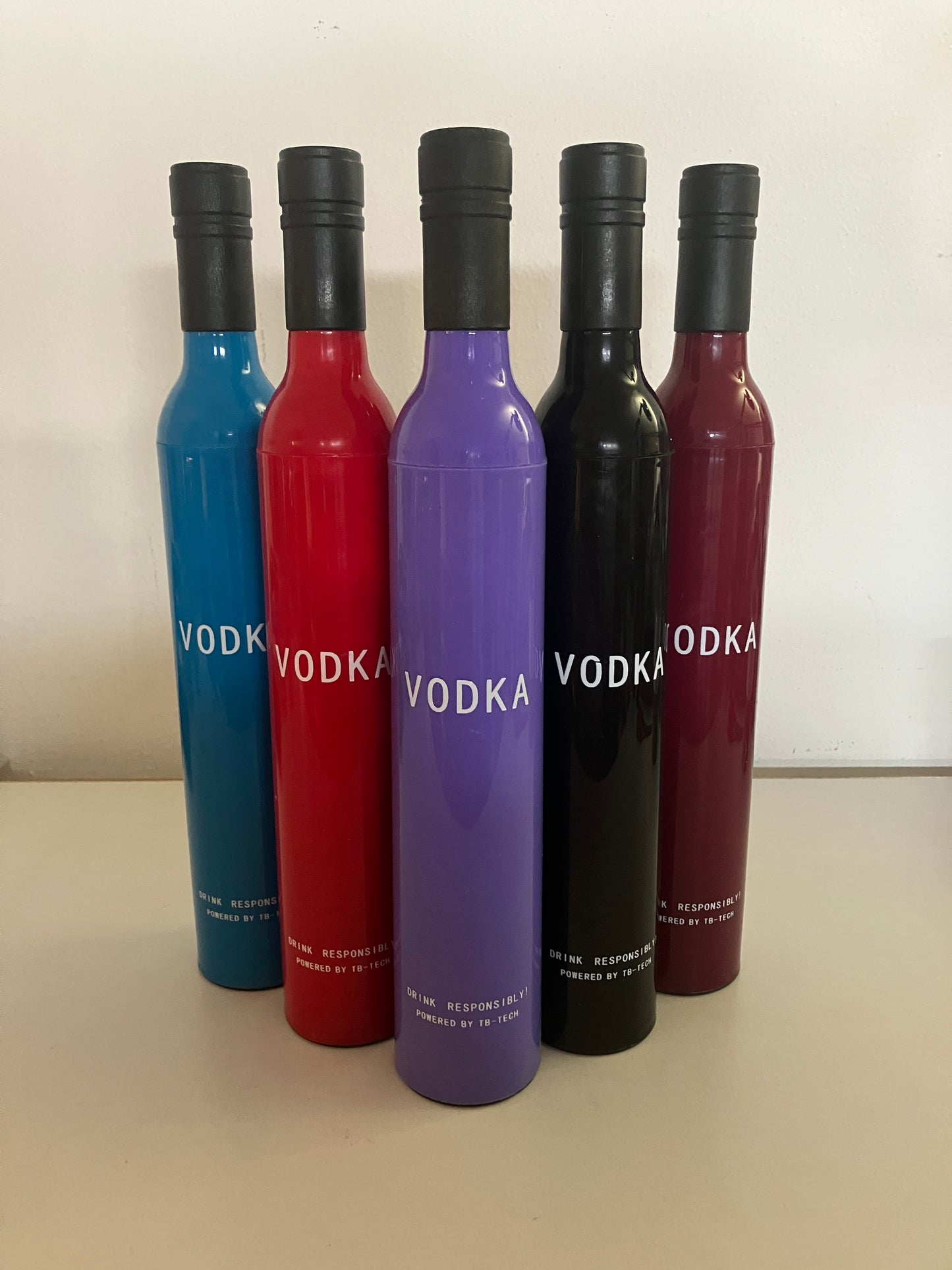 - Ombrello da Pioggia e da Sole a Forma di Bottiglia di Vodka Pieghevole Portatile