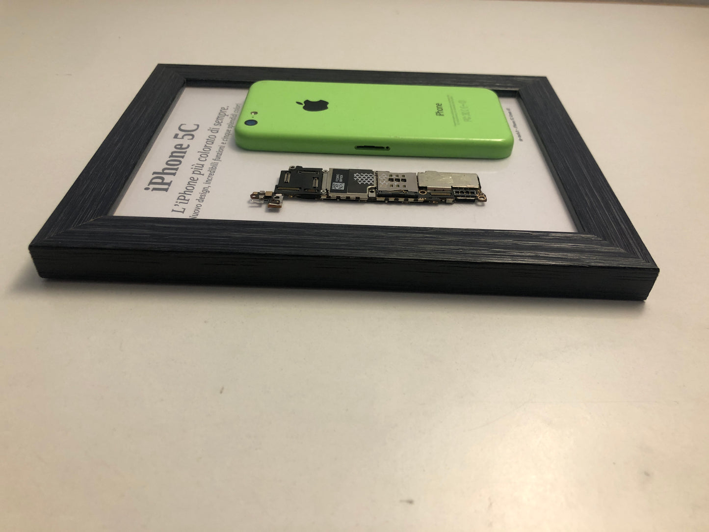 iPhone 5C Green A1532 Disassemblato e Incorniciato Teardown - ESSENTIAL